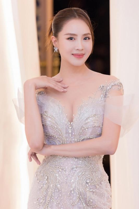 Hồng Diễm với Huyền Lizzie: Ai mới là người đẹp nhất VTV?- Ảnh 4.