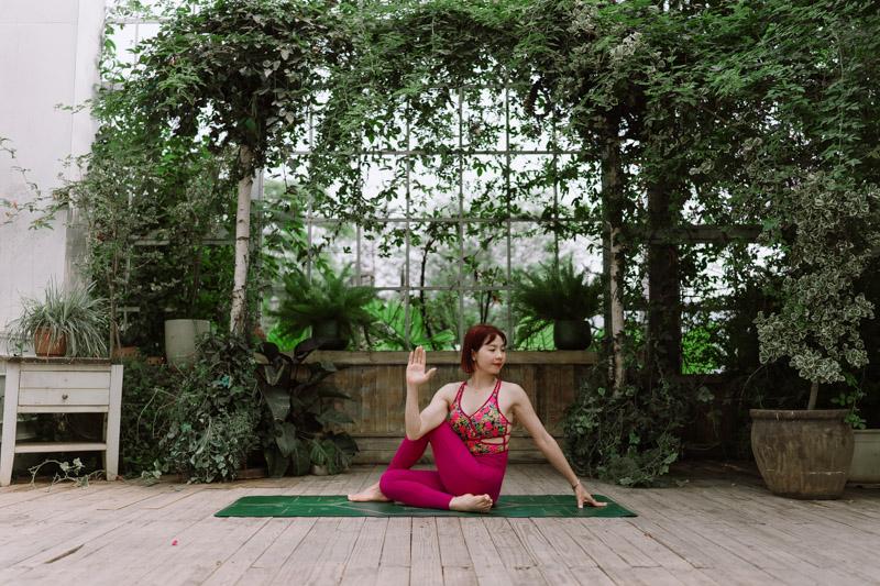 5 động tác yoga buổi sáng chị em bận mấy cũng nên tranh thủ tập: Thải độc, đốt mỡ, cải thiện tâm trạng và xương khớp- Ảnh 3.