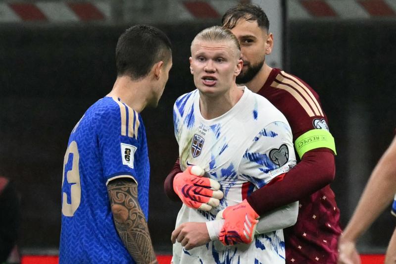 Erling Haaland bị sàm sỡ vòng 3 ngay trên sân- Ảnh 1.