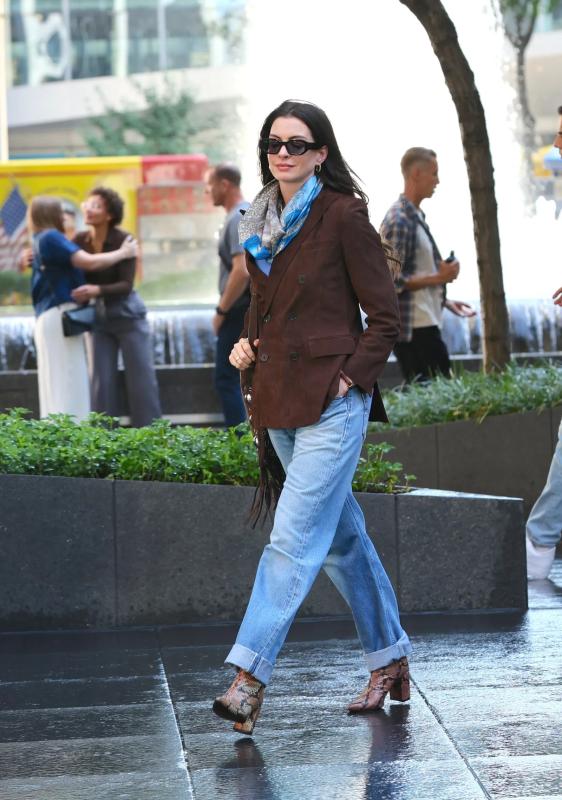 Đẳng cấp thời trang mùa đông của Anne Hathaway: Lên đồ sang trọng với toàn những item cơ bản nhất- Ảnh 4.