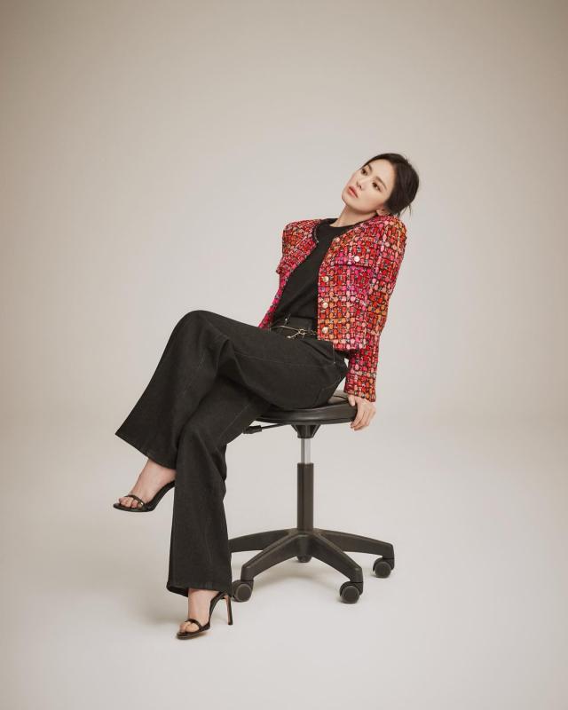 5 mẫu áo khoác làm nên phong cách sang trọng, trẻ trung của sao Hàn trên 40 tuổi- Ảnh 10.
