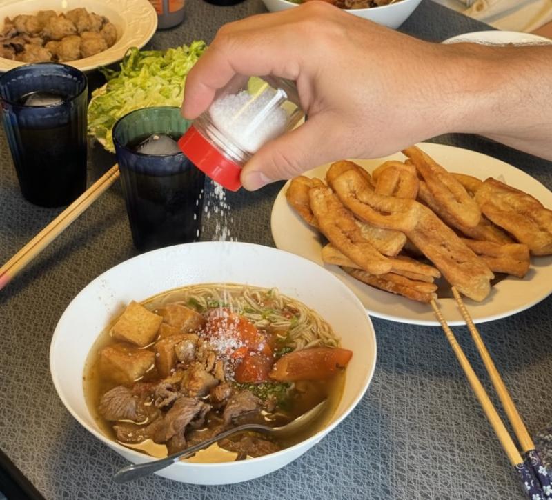 Người đàn ông phát hiện suy thận nhờ đi khám phù chân, bác sĩ sửng sốt: "Ai lại nêm gia vị như thế này?"- Ảnh 2.