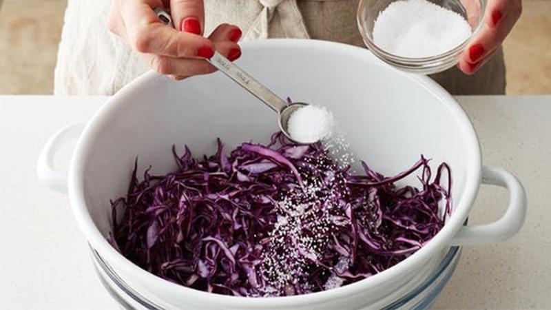 Xào bắp cải mà biết 6 mẹo "nhỏ nhưng có võ" này sẽ vừa giòn, ngọt, giữ được tối đa dinh dưỡng- Ảnh 3.