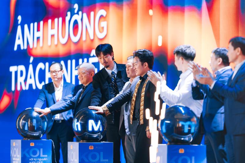 Nghệ sĩ, người nổi tiếng và câu chuyện văn hóa ứng xử- Ảnh 4.