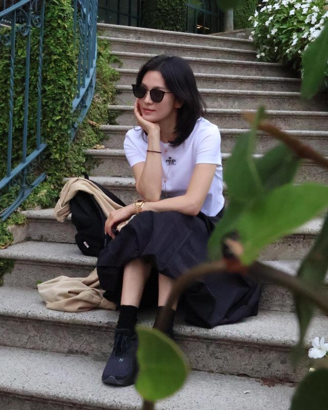 Phụ nữ U50, để tóc ngắn mặc gì đẹp nhất: 9 set đồ của Song Hye Kyo chính là đáp án- Ảnh 9.