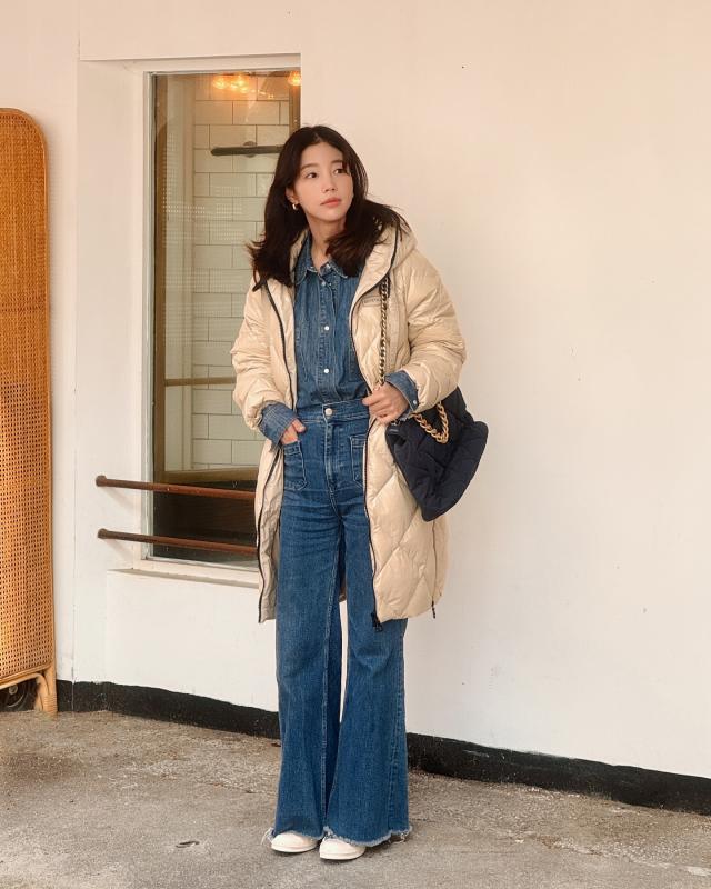 4 món đồ denim sành điệu nhất dành cho phụ nữ 40+, cứ mặc lên là hack tuổi xuất sắc- Ảnh 4.