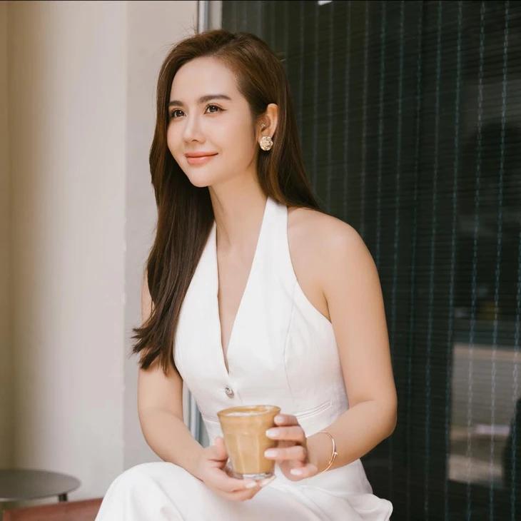 Đẹp như tiên mà đứng cạnh mỹ nhân Vbiz này cũng phải lép vế: Người đâu sang khủng khiếp, mặc gì cũng thành trend- Ảnh 3.