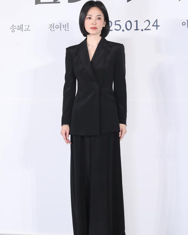 Phụ nữ U50, để tóc ngắn mặc gì đẹp nhất: 9 set đồ của Song Hye Kyo chính là đáp án- Ảnh 8.