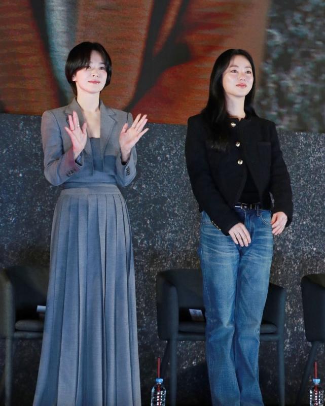 Phụ nữ U50, để tóc ngắn mặc gì đẹp nhất: 9 set đồ của Song Hye Kyo chính là đáp án- Ảnh 7.