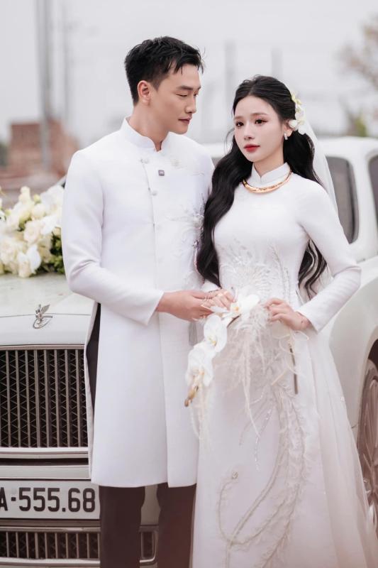 Mẹ bỉm bế con hot điên đảo, netizen truy tìm danh tính người chồng may mắn: Hoá ra là 