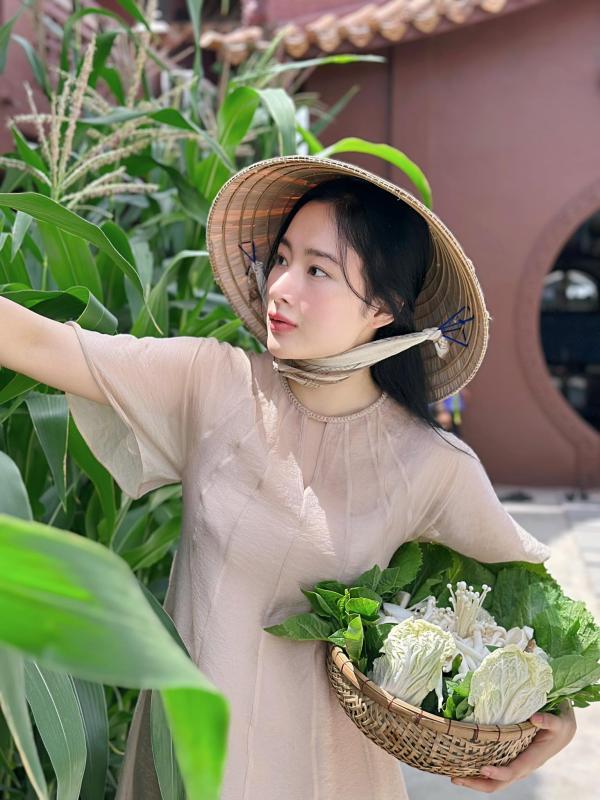Bắt gặp Angela Phương Trinh sánh đôi bên Phạm Văn Mách, ngoại hình đàng gái có 