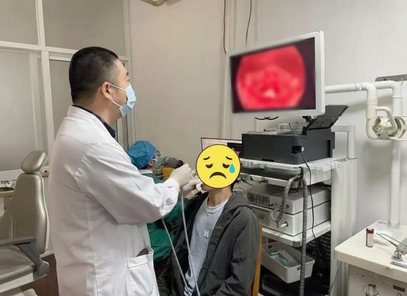 Người đàn ông sốc nặng vì phát hiện "KHỐI U SÚP LƠ" mọc trong cổ họng, cãi bác sĩ: Virus này chỉ tấn công nữ giới!- Ảnh 1.