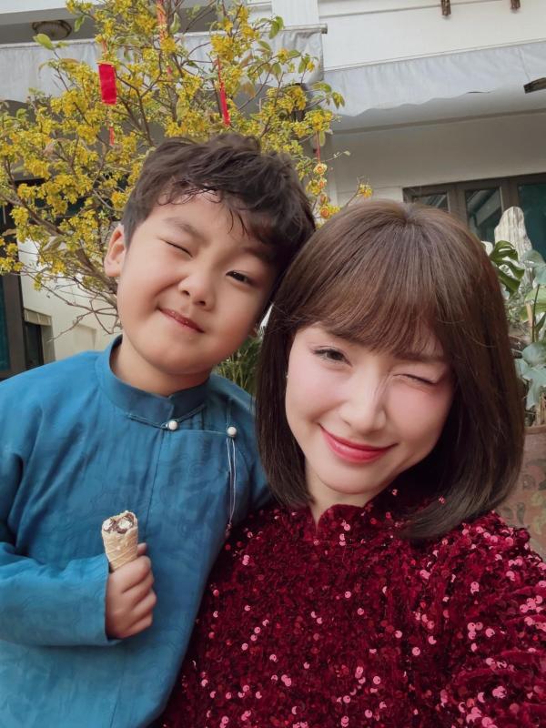 Bé Bo đã lớn thật rồi: Nhắn tin nhoay nhoáy, nói 1 câu mà làm mẹ Hoà Minzy 