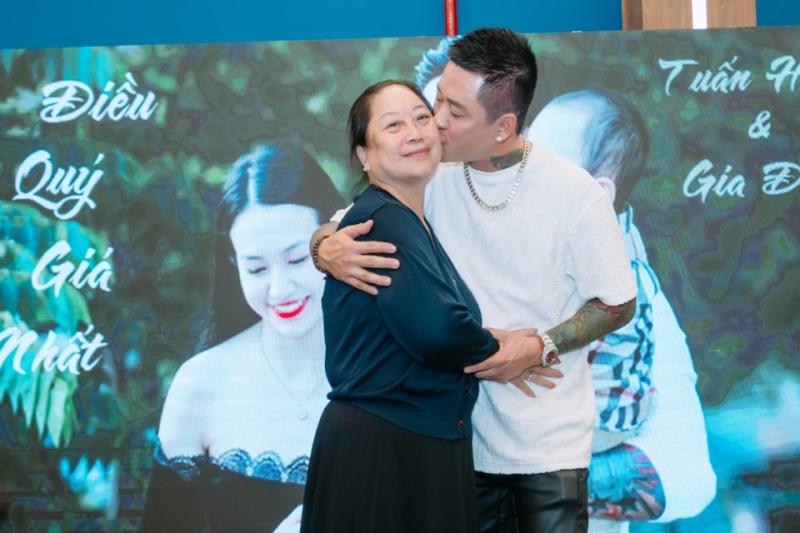 Tuấn Hưng: 