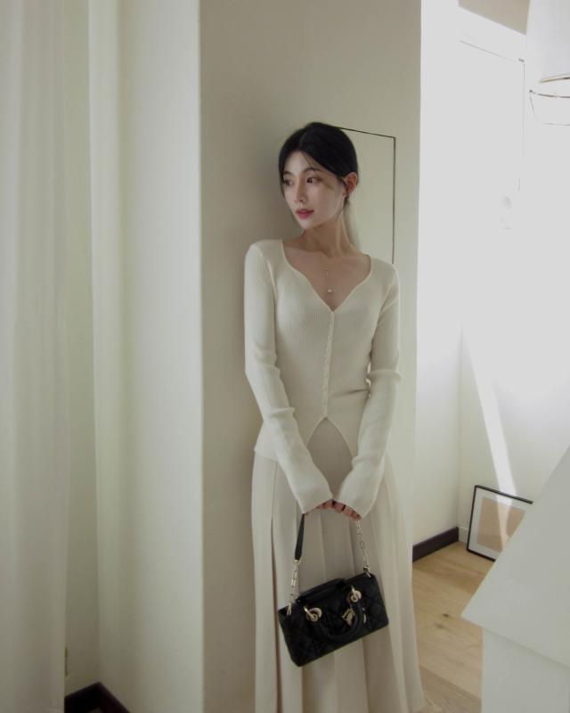 Lý do cần có áo len sáng màu trong tủ đồ: Phối đơn giản cũng trẻ ra vài tuổi, độ sang xịn miễn bàn- Ảnh 3.