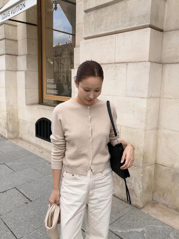 Lý do cần có áo len sáng màu trong tủ đồ: Phối đơn giản cũng trẻ ra vài tuổi, độ sang xịn miễn bàn- Ảnh 7.
