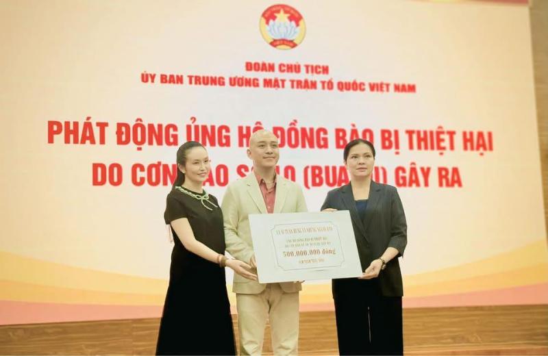 Tuấn Hưng lộ rõ nét mặt buồn sau khi mẹ qua đời, trực tiếp cứu trợ bà con vùng lũ- Ảnh 2.