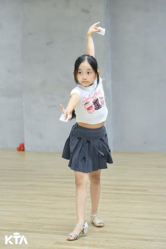 "Mợ chảnh" nhà Khánh Thi - Phan Hiển 7 tuổi đã mang thần thái giống mẹ - nữ hoàng dancesport, visual công chúa xinh yêu- Ảnh 1.