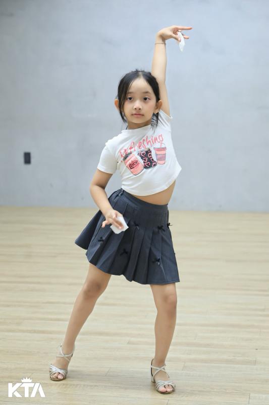 "Mợ chảnh" nhà Khánh Thi - Phan Hiển 7 tuổi đã mang thần thái giống mẹ - nữ hoàng dancesport, visual công chúa xinh yêu- Ảnh 2.