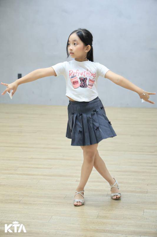 "Mợ chảnh" nhà Khánh Thi - Phan Hiển 7 tuổi đã mang thần thái giống mẹ - nữ hoàng dancesport, visual công chúa xinh yêu- Ảnh 3.