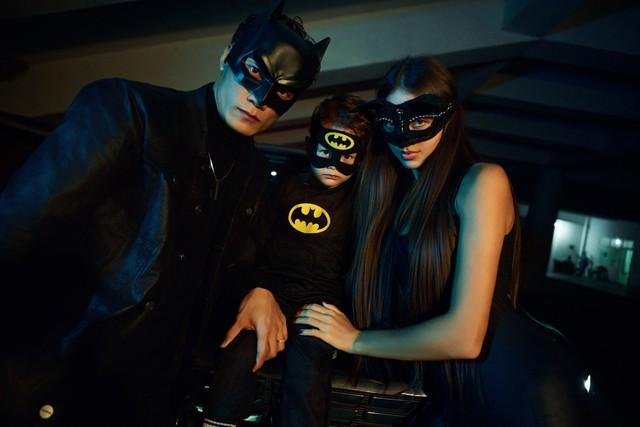 Bùi Tiến Dũng và vợ mẫu tây chơi Halloween chất thế này!- Ảnh 1.