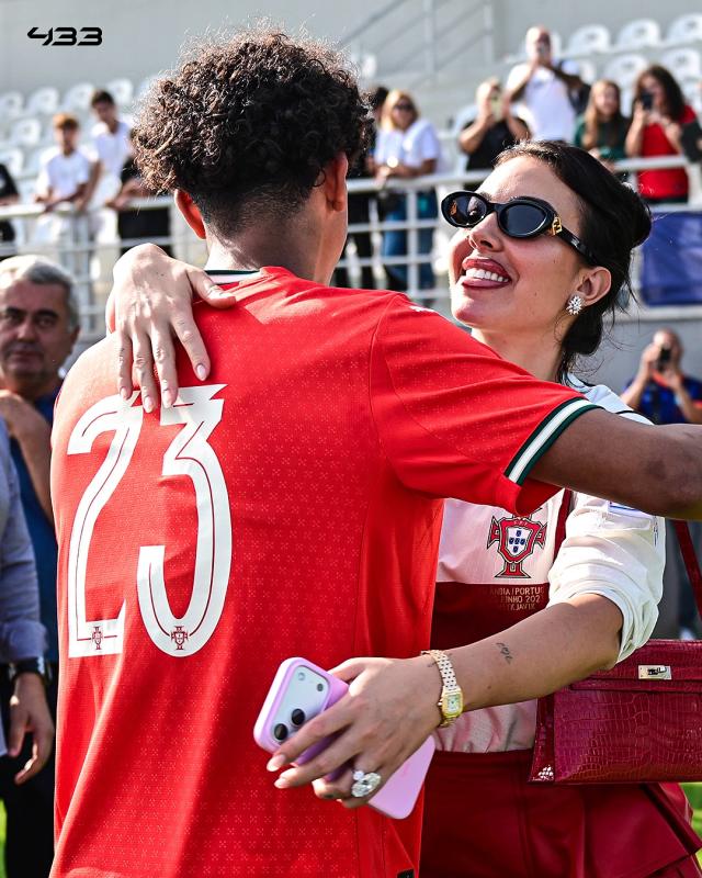 Ronaldo tặng con trai 15 tuổi siêu xe Lamborghini hơn 7 tỷ- Ảnh 5.