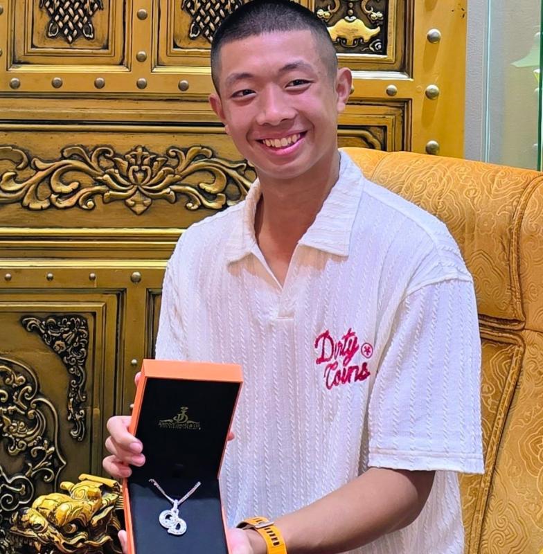 Quang Dương khoe kim cương, thân thiết với Johnny Đặng nhưng phản ứng của netizen mới gây chú ý- Ảnh 1.
