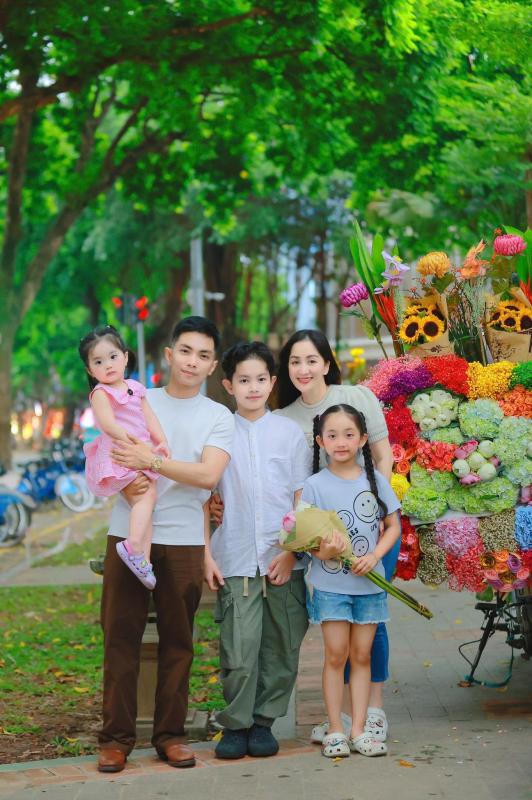 3 thiên thần nhỏ nhà Khánh Thi Phan Hiển đẹp như tranh- Ảnh 1.