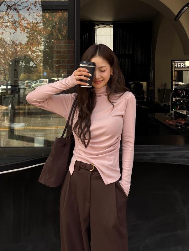 4 cách mặc áo thun dài tay tới công sở siêu trẻ trung và chuẩn thanh lịch- Ảnh 4.