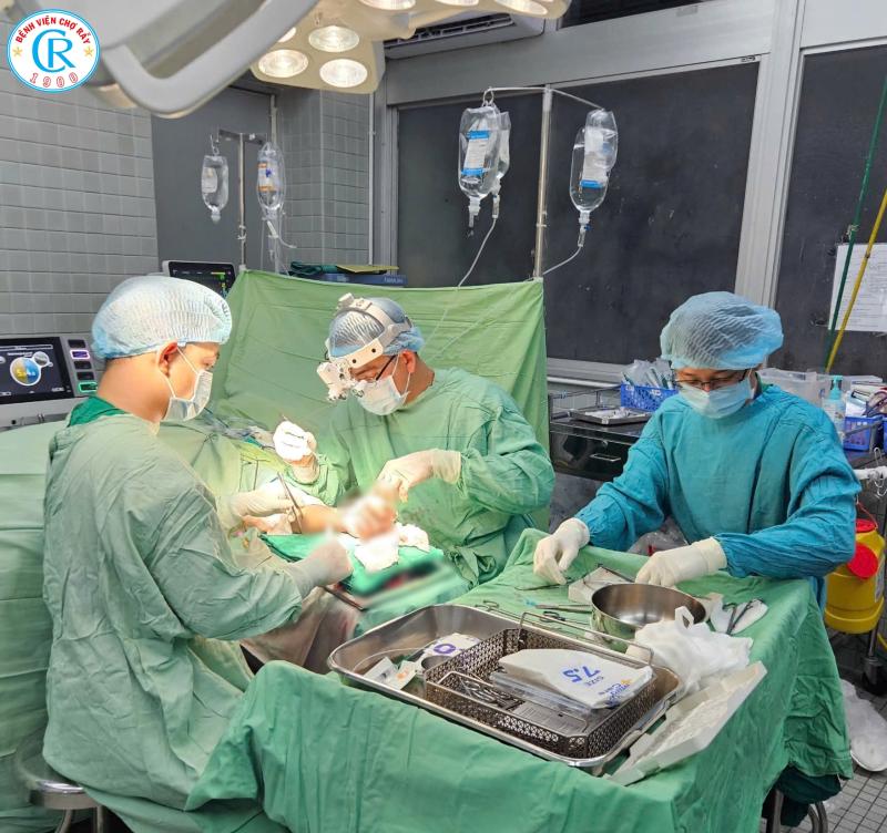 Bị chém đứt lìa hai bàn tay sau cuộc ẩu đả với hàng xóm, người đàn ông 40 tuổi nguy kịch được cấp cứu khẩn- Ảnh 1.