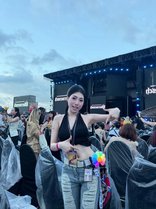 Em gái Văn Toàn khoe visual trắng phát sáng khi đi đu concert G-DRAGON- Ảnh 1.