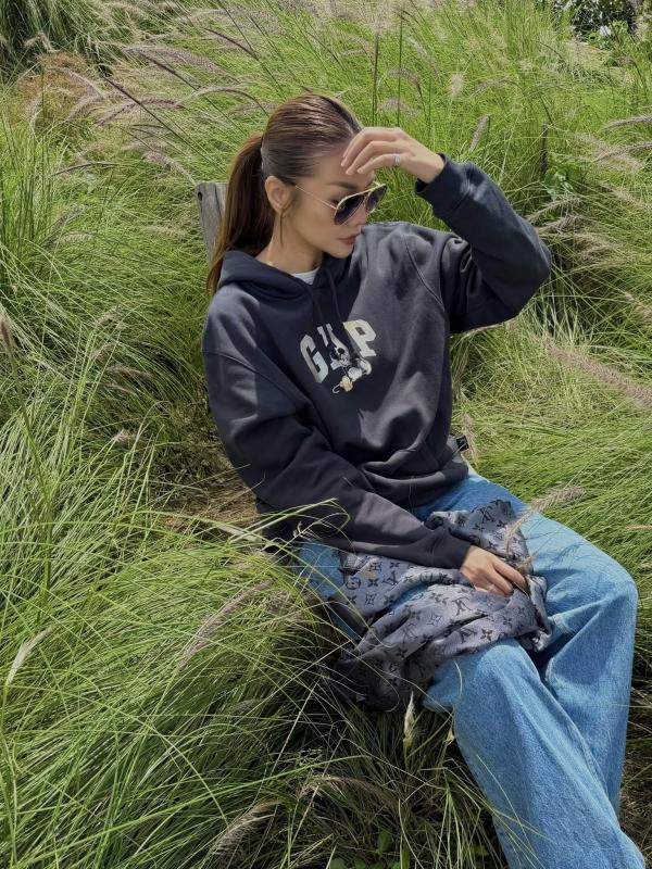 Phụ nữ trên 40 tuổi muốn mặc quần jeans đẹp thì hãy học Phạm Thanh Hằng, đảm bảo sành điệu suốt 4 mùa- Ảnh 2.