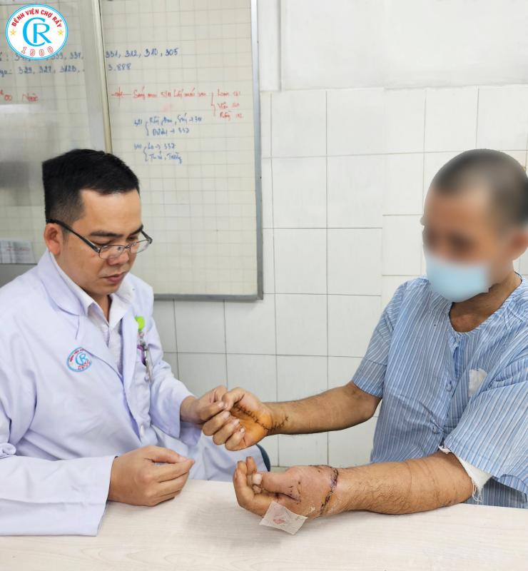 Bị chém đứt lìa hai bàn tay sau cuộc ẩu đả với hàng xóm, người đàn ông 40 tuổi nguy kịch được cấp cứu khẩn- Ảnh 2.