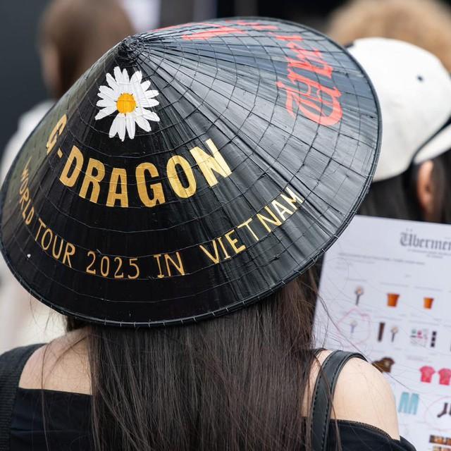 G-DRAGON cởi áo diễn kết màn, biển fanchant 
