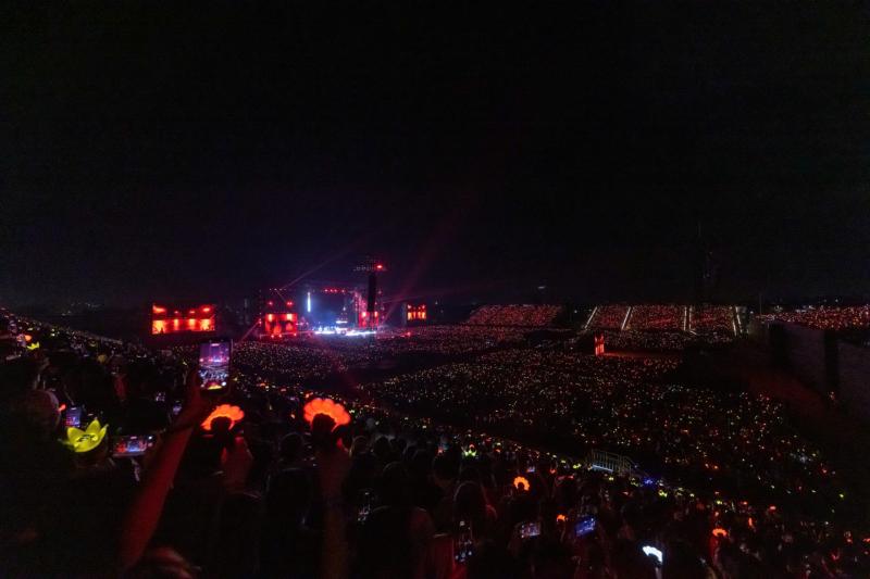 Đang cãi nhau ỏm tỏi, 2 thanh niên phải dừng lại để hát cùng G-DRAGON- Ảnh 3.