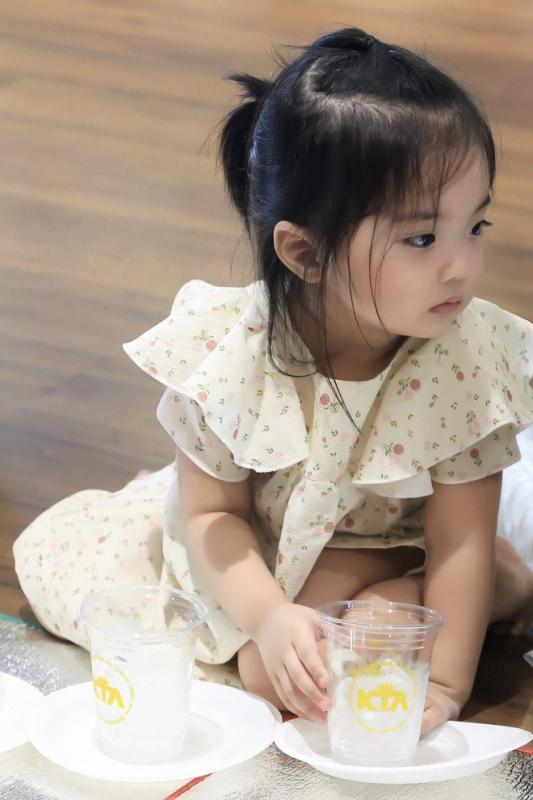 Ngắm Lisa nhà Khánh Thi - Phan Hiển cả ngày không chán, visual xinh yêu như búp bê, ai cũng muốn cưng chiều- Ảnh 2.