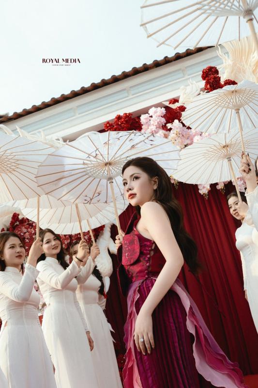 Cưới tiền vệ đội tuyển Việt Nam, cô dâu vàng đeo trĩu cổ đúng chuẩn 