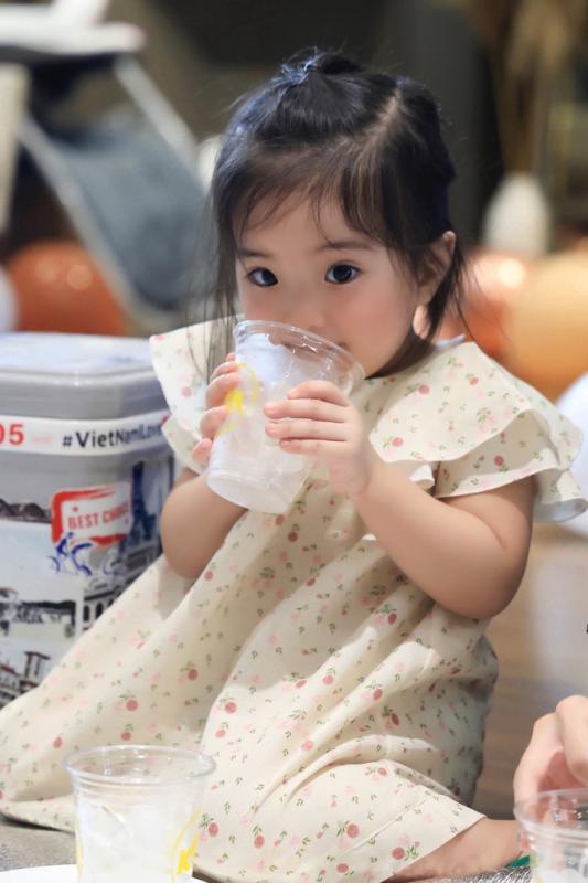 Ngắm Lisa nhà Khánh Thi - Phan Hiển cả ngày không chán, visual xinh yêu như búp bê, ai cũng muốn cưng chiều- Ảnh 4.