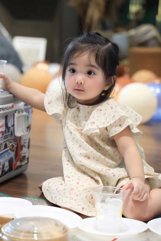 Ngắm Lisa nhà Khánh Thi - Phan Hiển cả ngày không chán, visual xinh yêu như búp bê, ai cũng muốn cưng chiều- Ảnh 1.