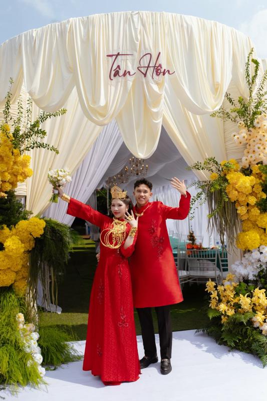 Tiền vệ tuyển Việt Nam cùng chủ tiệm vàng trích tiền mừng cưới ủng hộ miền Trung- Ảnh 2.