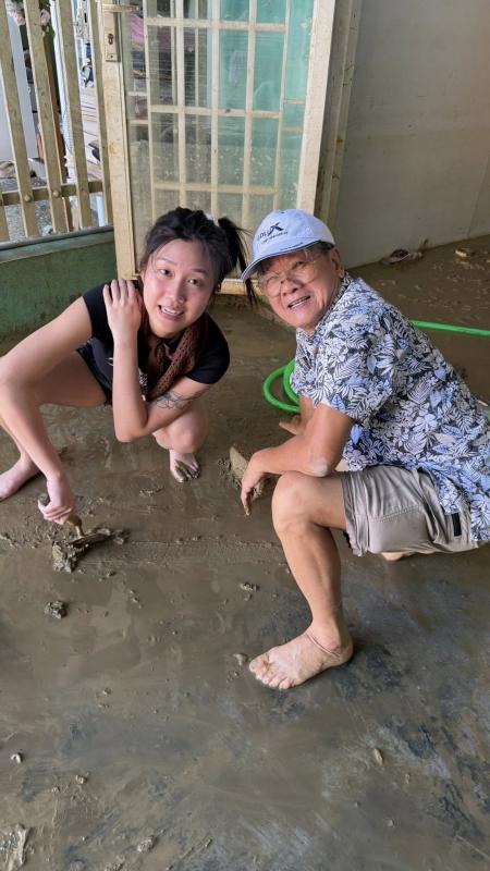 Nhà sao Vbiz ngập bùn đất sau lũ: Cả gia đình tất bật dọn dẹp, thiệt hại 2 xe máy- Ảnh 5.