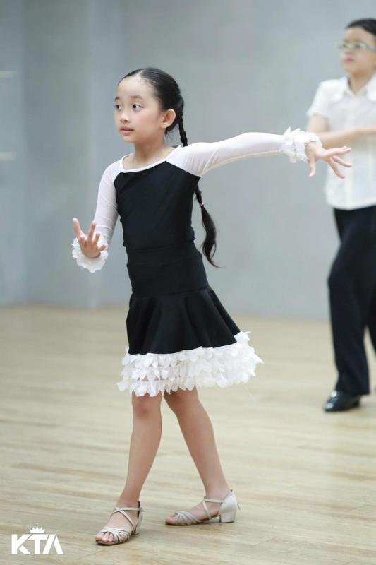 "Mợ chảnh" nhà Khánh Thi - Phan Hiển đời thường xinh yêu như công chúa, lên sàn nhảy lại khí chất đúng "con nhà nòi"- Ảnh 2.