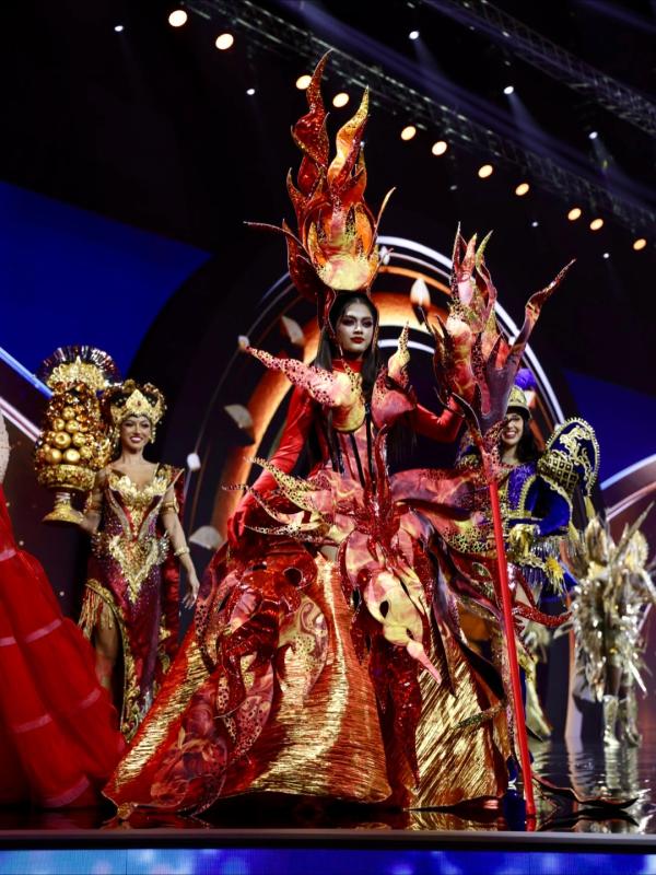 Hương Giang diện áo dài thong dong dắt xe đạp quá xinh, có thí sinh gặp sự cố vòng 1 cực nhạy cảm trên sóng Miss Universe!- Ảnh 7.