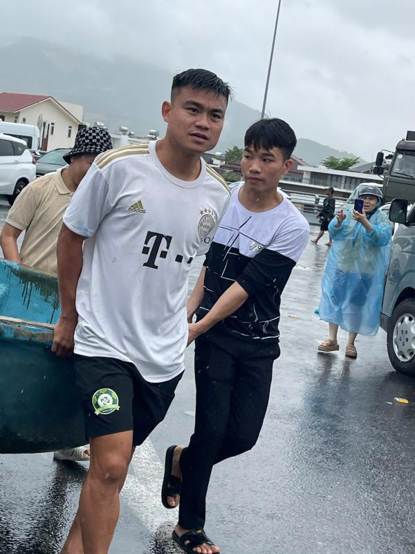 Cựu tuyển thủ U23 Việt Nam xông pha trực tiếp hỗ trợ bà con vùng lũ Nha Trang gây xúc động- Ảnh 1.