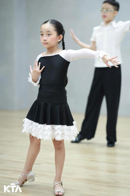"Mợ chảnh" nhà Khánh Thi - Phan Hiển đời thường xinh yêu như công chúa, lên sàn nhảy lại khí chất đúng "con nhà nòi"- Ảnh 3.