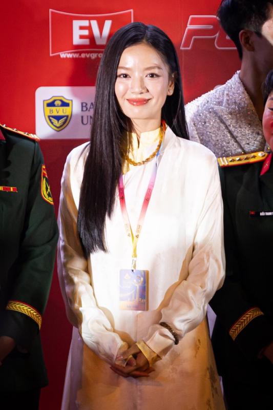 Vbiz bỗng xuất hiện Kim Yoo Jung, khoảnh khắc đại minh tinh hút gần 1 triệu lượt xem- Ảnh 13.