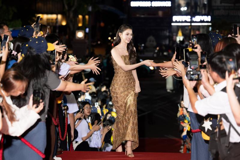 Khỏi cần ánh sáng, mỹ nhân Việt này tự phát sáng giữa khung hình: Cả mặt toàn tinh hoa, càng quay cận càng đẹp- Ảnh 4.