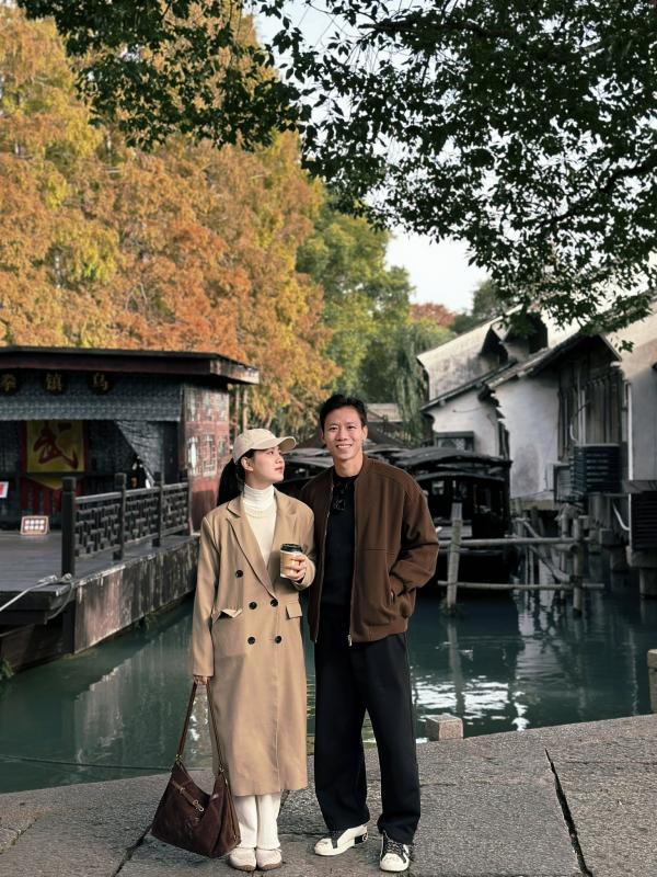 Đội trưởng tuyển Việt Nam đưa Hoa khôi ĐH Vinh đi du lịch mà ngỡ đóng phim ngôn tình, khung hình nào cũng 