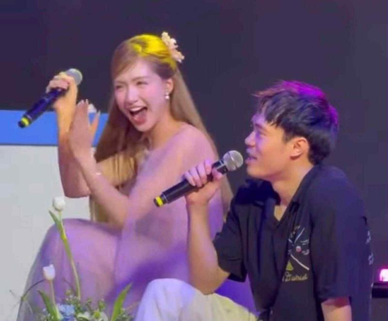 Hòa Minzy chặn Văn Toàn- Ảnh 1.