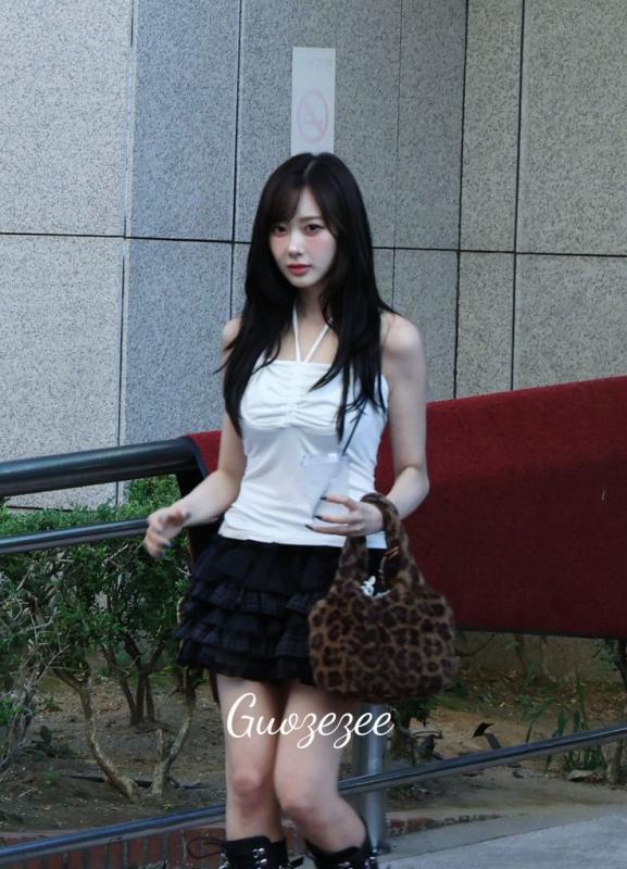 Quần ống loe giúp nữ thần Kpop kéo chiều cao lên 1m7- Ảnh 9.